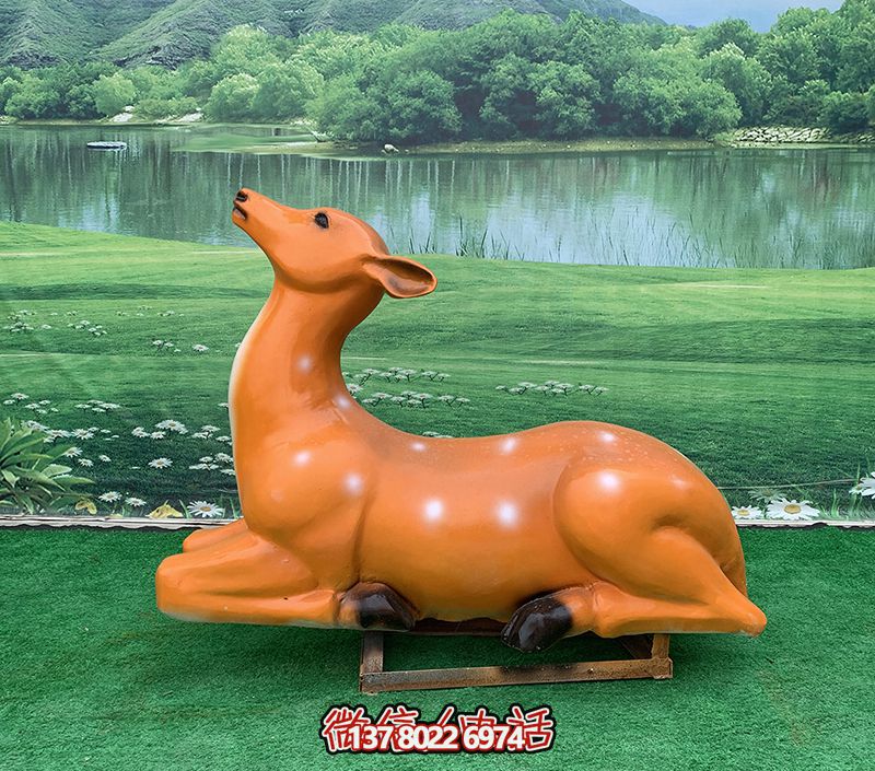 梅花鹿雕塑，繽紛草坪上添彩