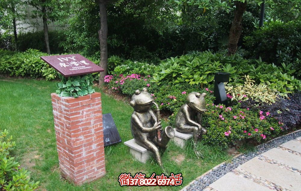 唯美青蛙雕塑，用不銹鋼增添公園景色