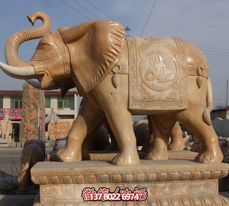 大型黃蠟石雕大象雕塑，為企業(yè)、酒店、景觀增添華麗風采