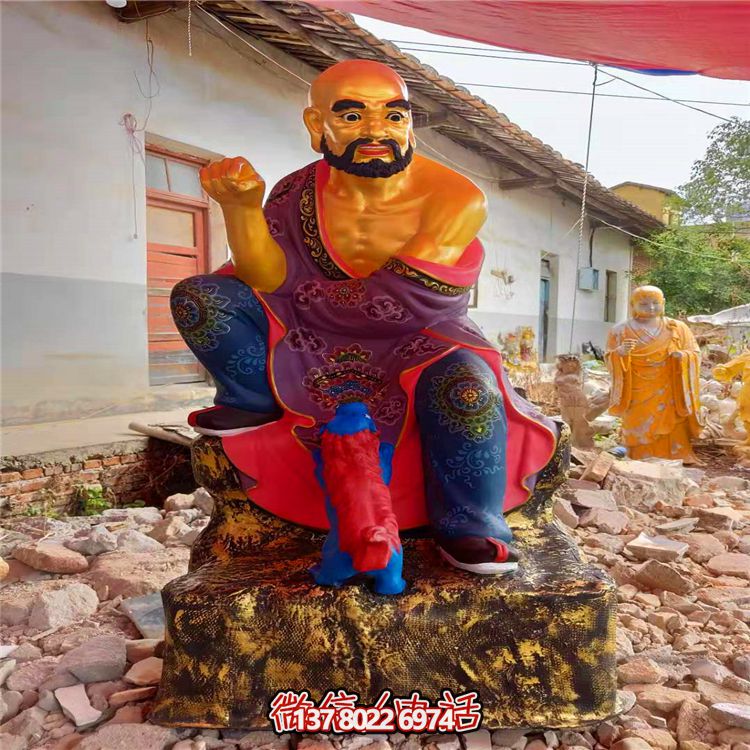 精美絕倫的玻璃鋼彩繪貼金十八羅漢雕塑，讓寺廟更加輝煌