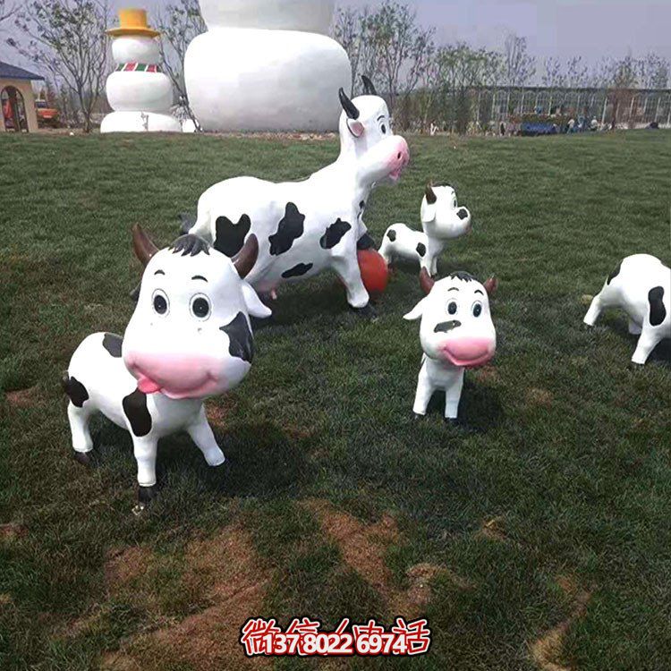 可愛小奶牛玻璃鋼雕塑，為戶外園林景觀增添獨(dú)特魅力