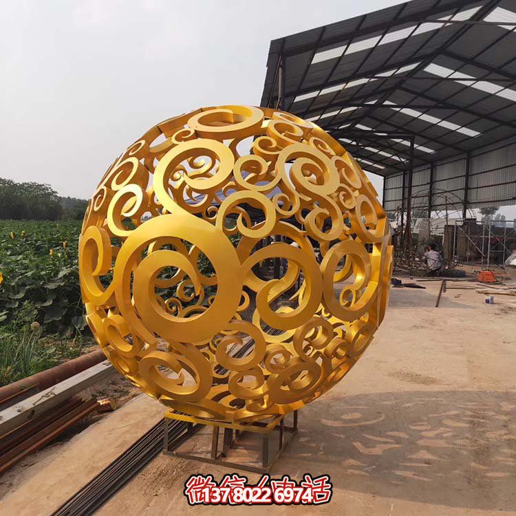大型不銹鋼鏤空球雕塑，為園林景觀增添靈動之美