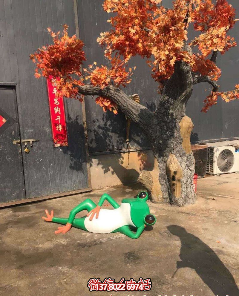 玻璃鋼雕塑躺臥青蛙，給公園增添美感