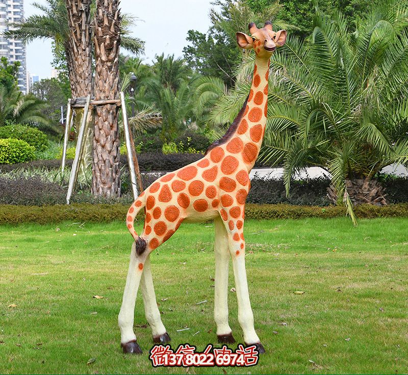 藝術化玻璃鋼仿真大型長頸鹿雕塑,點綴綠色草坪,讓公園更加美觀 藝術化玻璃鋼仿真大型長頸鹿雕塑,點綴綠色草坪,讓公園更加美觀