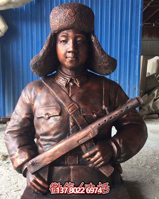不銹鋼仿銅雷鋒持槍雕塑，現代雷鋒屹立于戶外景區