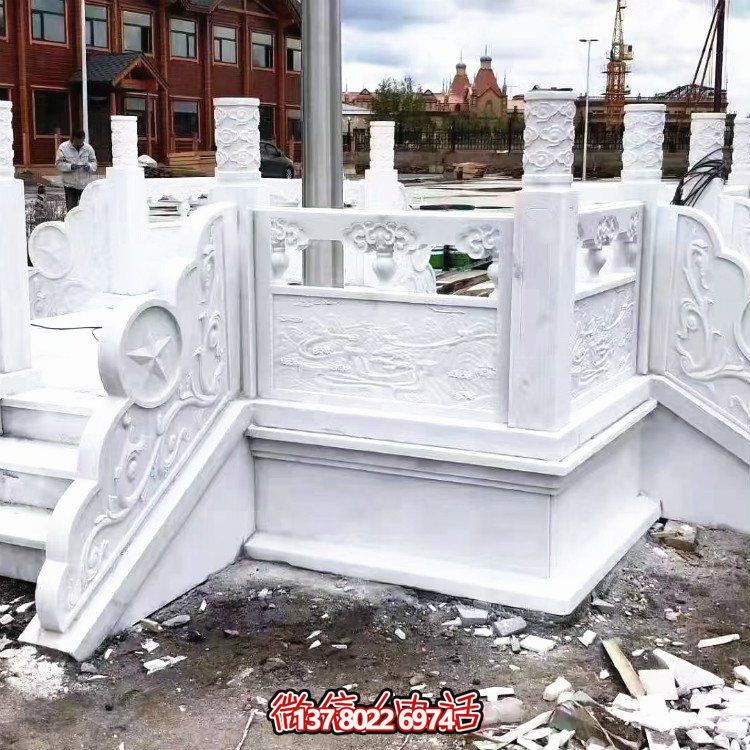 漢白玉升旗臺，做工精美，安全防護欄桿