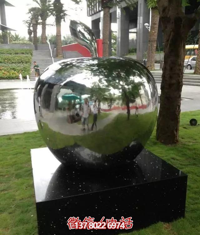 不銹鋼蘋果雕塑擺件，讓你的戶外空間更有創意！