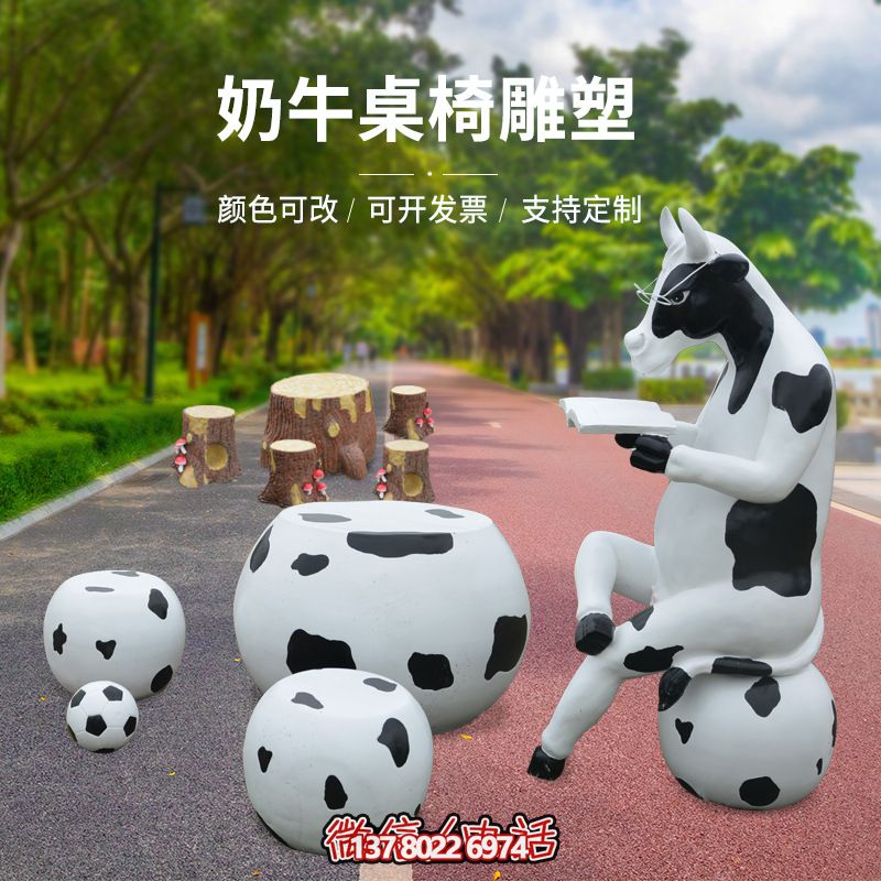 玻璃鋼雕塑牛只著看書桌椅，林中戶外休閑體驗