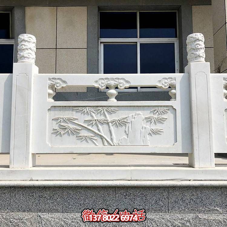 精致古典庭院雕飾浮雕石柱、欄桿、欄板，營造溫馨園林