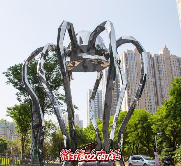 不銹鋼長(zhǎng)腿螃蟹雕塑，為公園增添創(chuàng)意裝飾