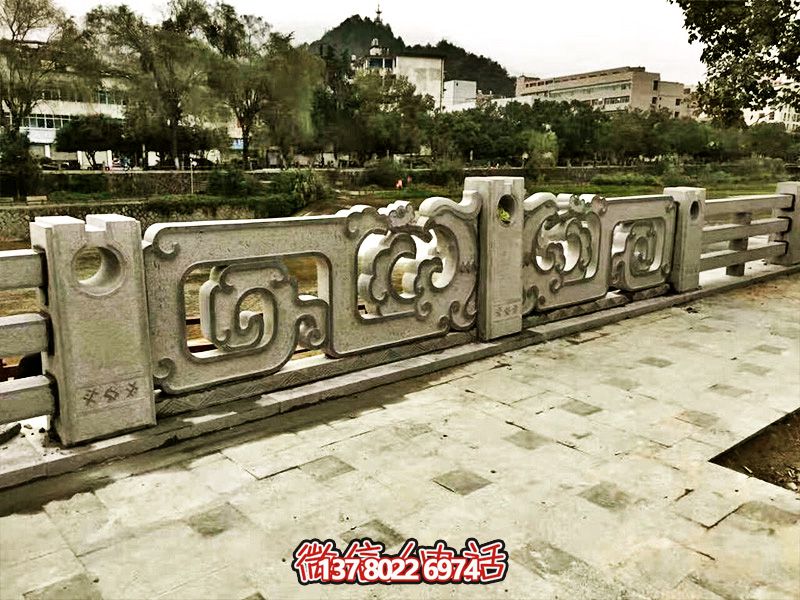 大理石石欄桿鏤空雕塑，讓湖邊的裝飾更加完美