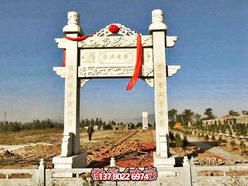 花崗巖簡易牌坊，擺放石墓地