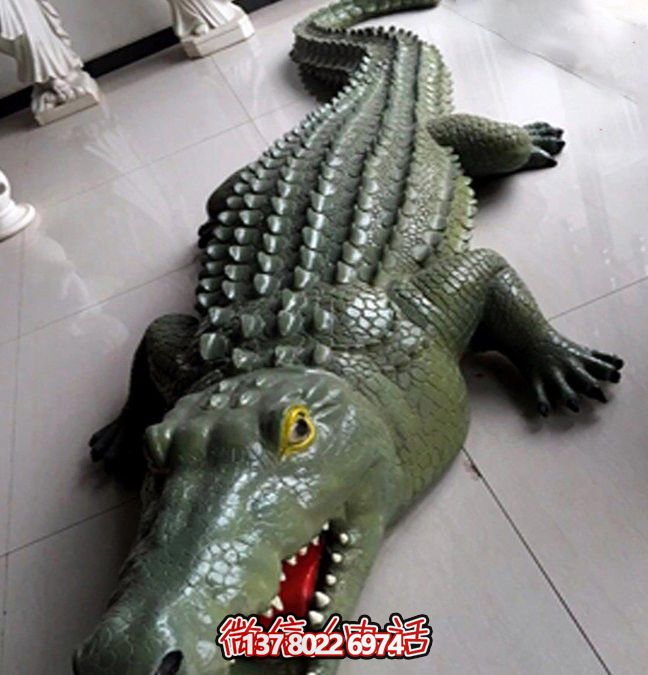 公園湖邊擺放的玻璃鋼創意鱷魚雕塑 公園湖邊擺放的玻璃鋼創意鱷魚雕塑