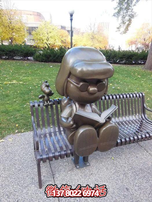 公園創(chuàng)意玻璃鋼仿銅長(zhǎng)椅上看書(shū)的兒童景觀(guān)