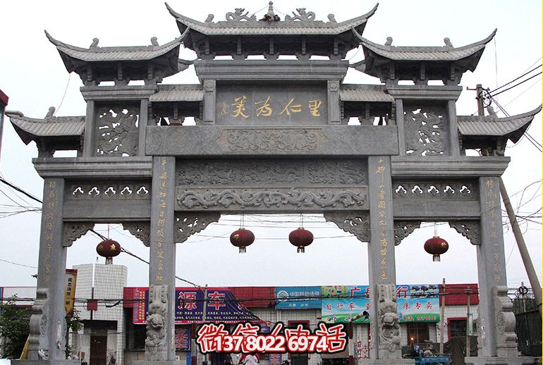 青石仿古建筑三門斗拱村莊口牌樓石雕 青石仿古建筑三門斗拱村莊口牌樓石雕