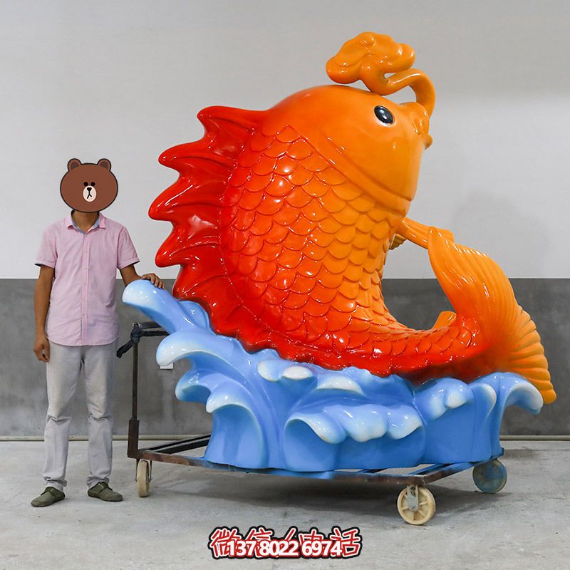 游樂場擺放的玻璃鋼卡通鯉魚雕塑 游樂場擺放的玻璃鋼卡通鯉魚雕塑