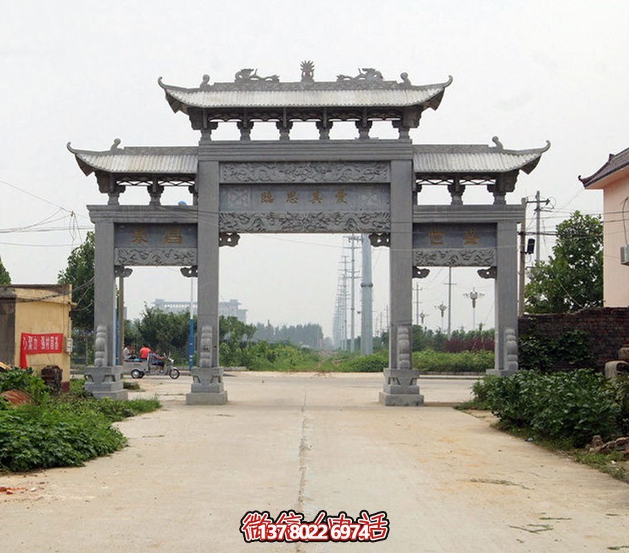 村口前擺放青石仿古門樓牌坊雕塑 村口前擺放青石仿古門樓牌坊雕塑