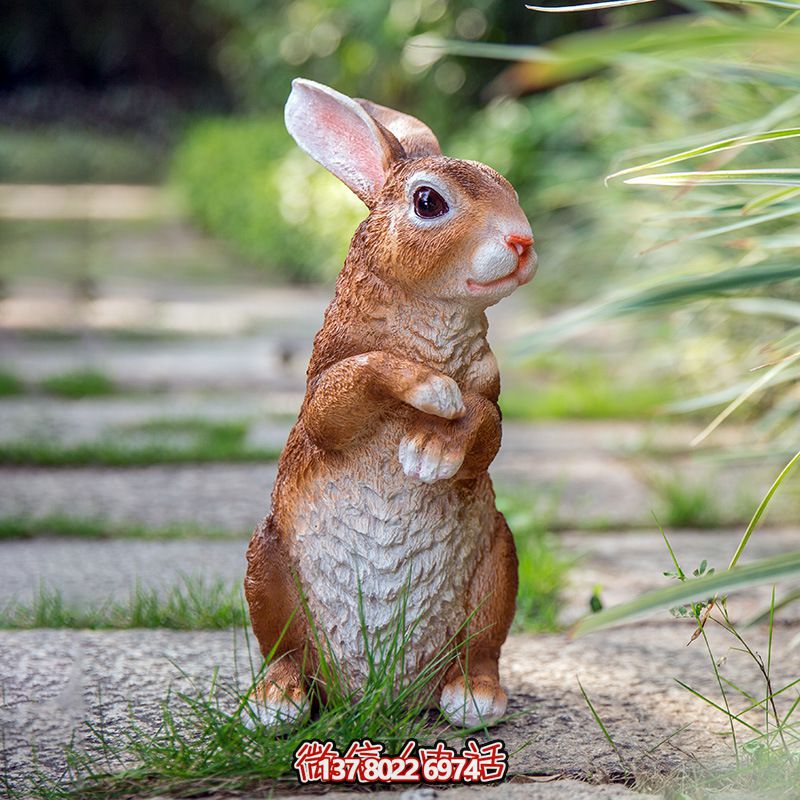 石梯上一只可愛的棕色兔子雕塑 石梯上一只可愛的棕色兔子雕塑